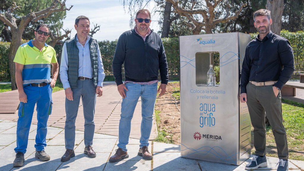 PRIMERA FUENTE DE AGUA REFRIGERADA PARA BOTELLAS presentación 1