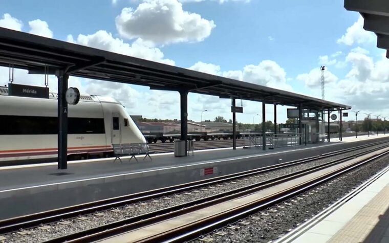 ESTACION DE TREN DE MERIDA CON CONVOY
