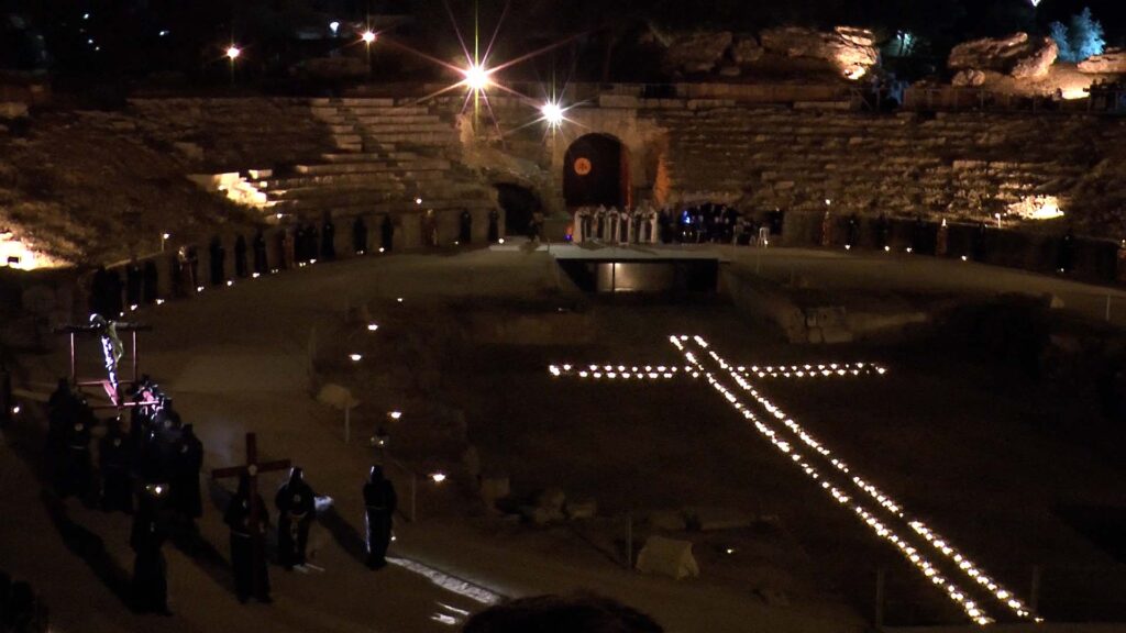 SEMANA SANTA 2026 ANFITEATRO CON CRUZ MAS CERCA