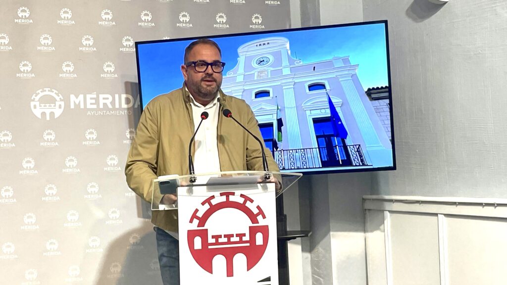 ALCALDE DE MERIDA CON FONDO AYUNTAMIENTO