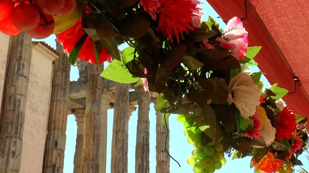 EMERITA LVDICA TEMPLO DIANA CON FLORES