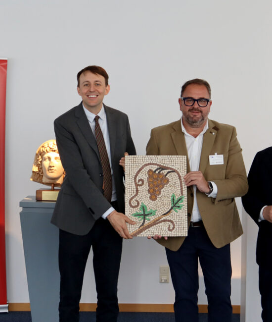 ENTREGA PIEZA ARQUEOLOGICA MERIDA EN EL PARLAMENTO EUROPEO
