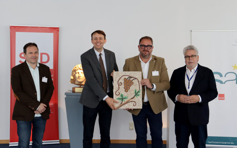 ENTREGA PIEZA ARQUEOLOGICA MERIDA EN EL PARLAMENTO EUROPEO