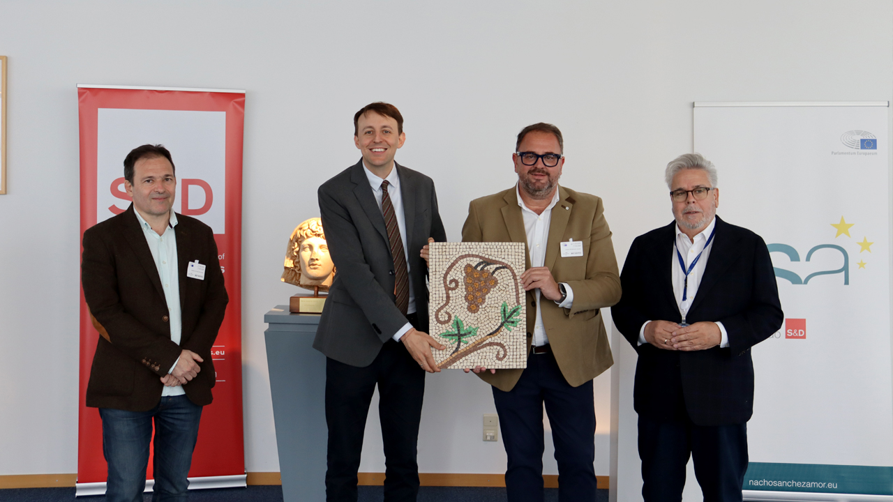 ENTREGA PIEZA ARQUEOLOGICA MERIDA EN EL PARLAMENTO EUROPEO