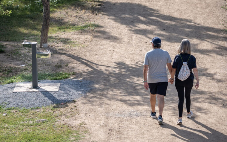 NUEVO MOBILIARIO URBANO PARQUE GENTE PASEANDO