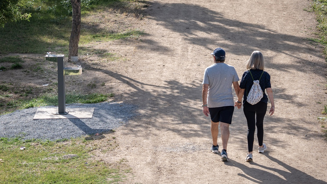 NUEVO MOBILIARIO URBANO PARQUE GENTE PASEANDO