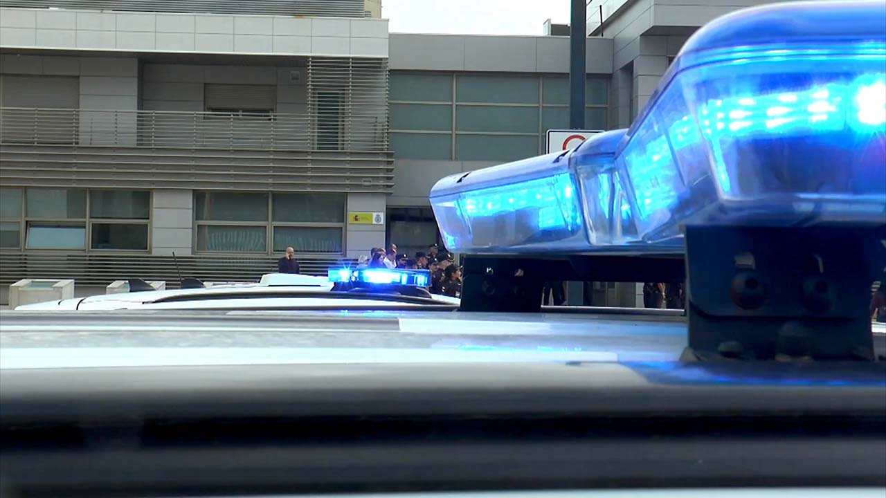 POLICIA NACIONAL SIRENAS ENCENDIDAS COCHES