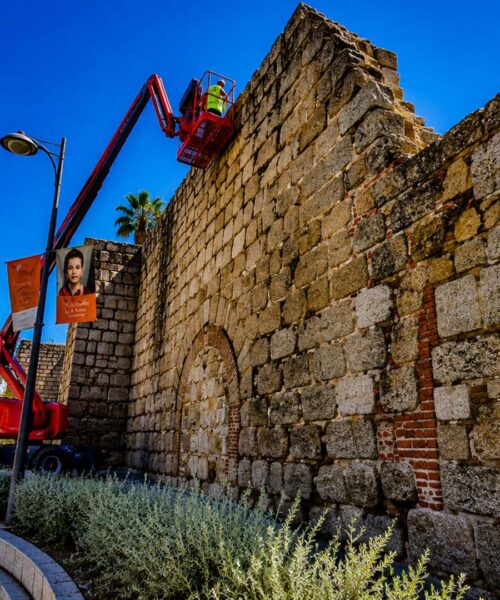 ALCAZABA CON OPERARIO Y GRUA 1