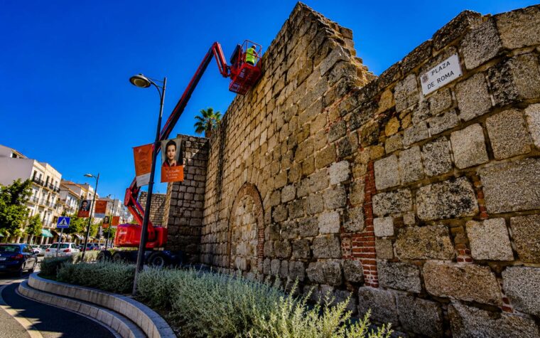 ALCAZABA CON OPERARIO Y GRUA 1