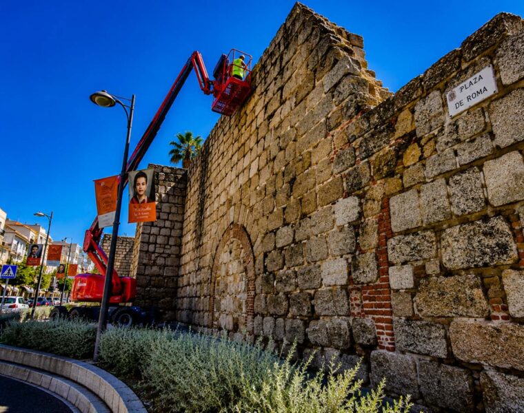 ALCAZABA CON OPERARIO Y GRUA 1