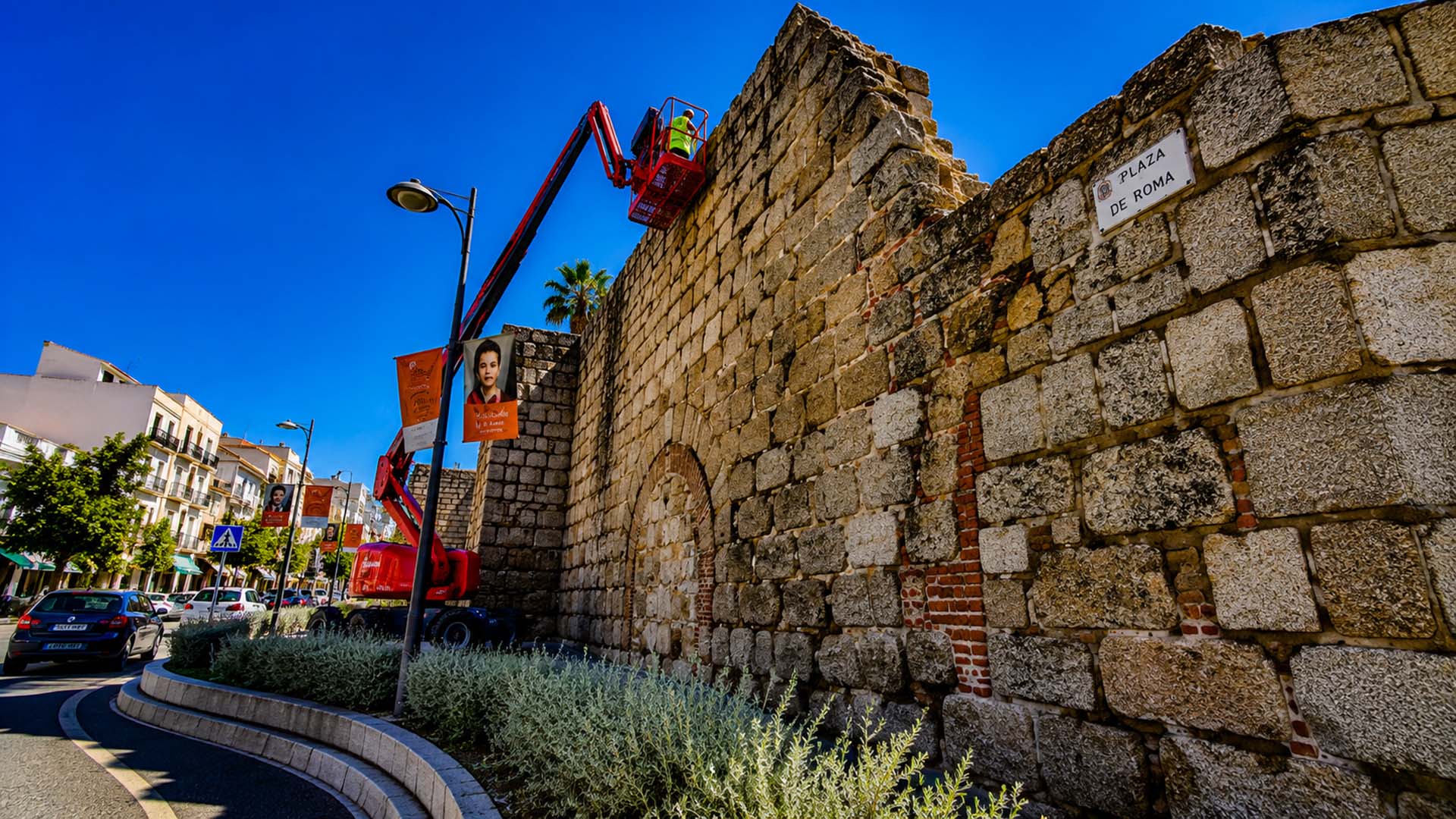 ALCAZABA CON OPERARIO Y GRUA 1