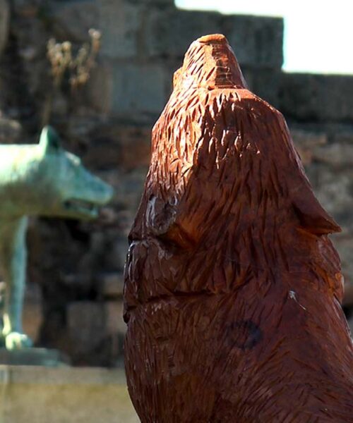 ESTATUA LOBA MADERA 1