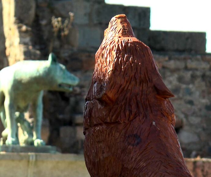 ESTATUA LOBA MADERA 1