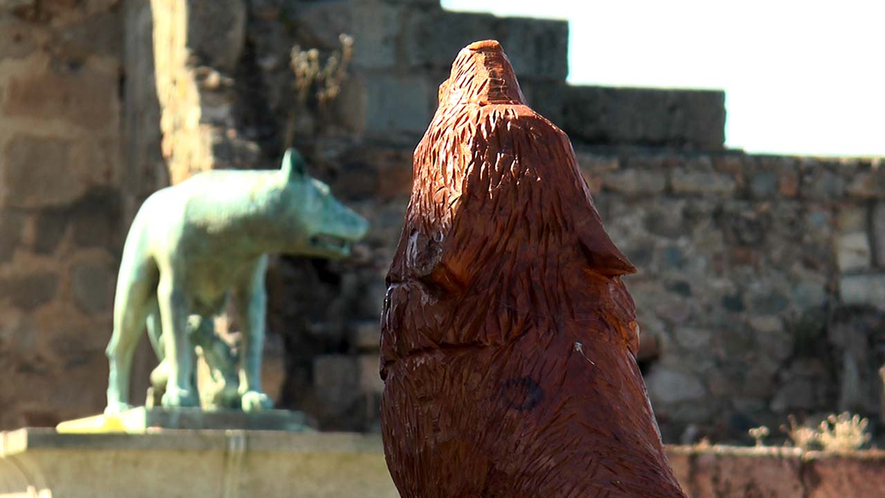 ESTATUA LOBA MADERA 1