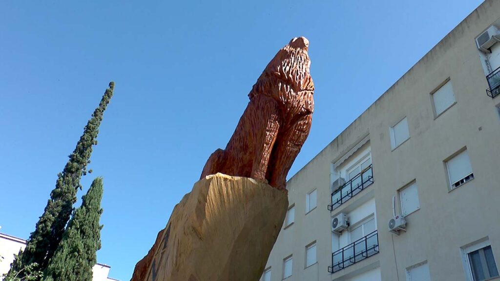 ESTATUA LOBA MADERA 2