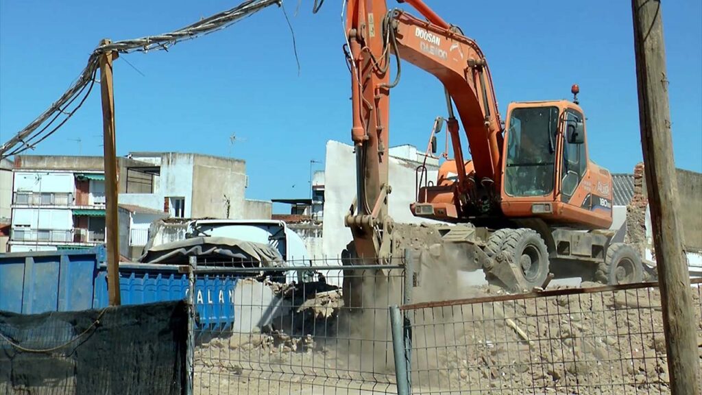 EXCAVADORA CASAS CALLE HOLGUIN 1