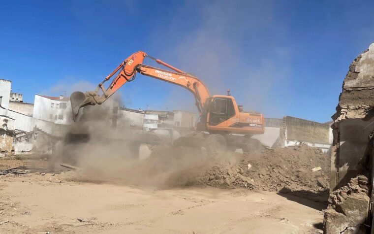 EXCAVADORA FORO PROVINCIAL CALLE HOLGUIN