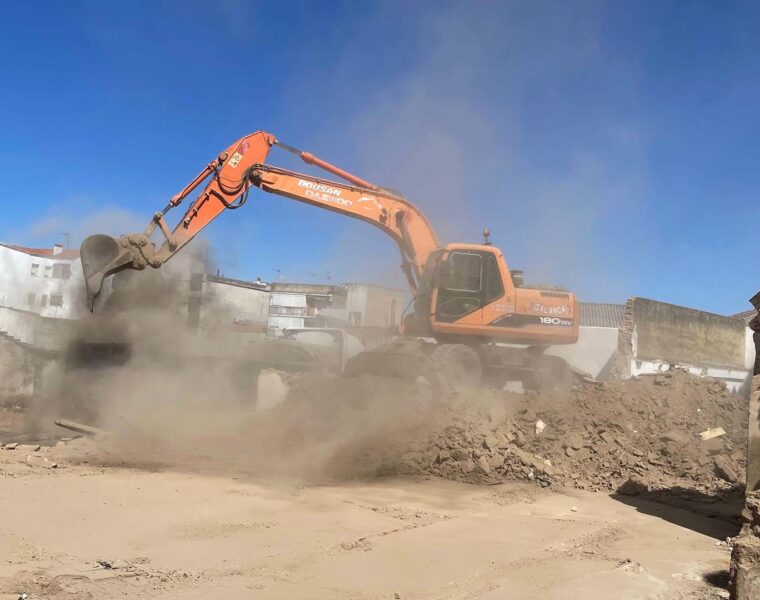 EXCAVADORA FORO PROVINCIAL CALLE HOLGUIN