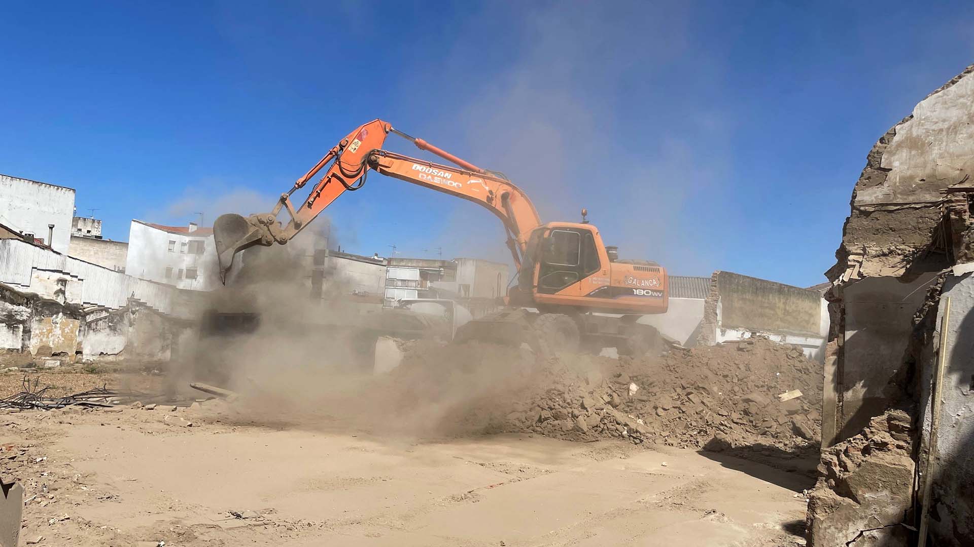 EXCAVADORA FORO PROVINCIAL CALLE HOLGUIN