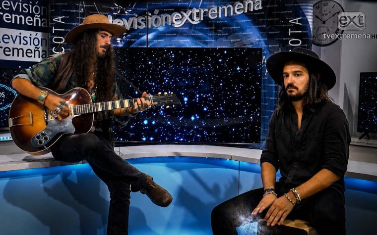 BLACK MARACAS 2