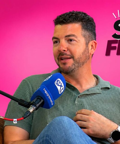 PACO VADILLO SIN FILTRO CON FONDO ROSA