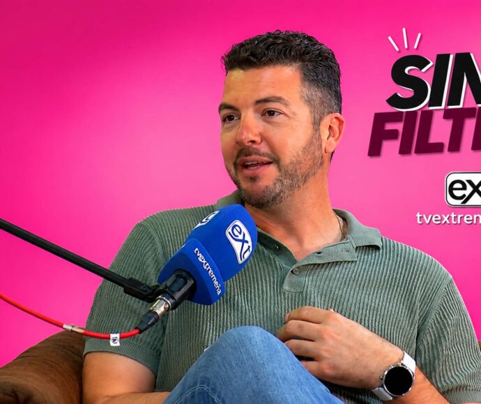 PACO VADILLO SIN FILTRO CON FONDO ROSA