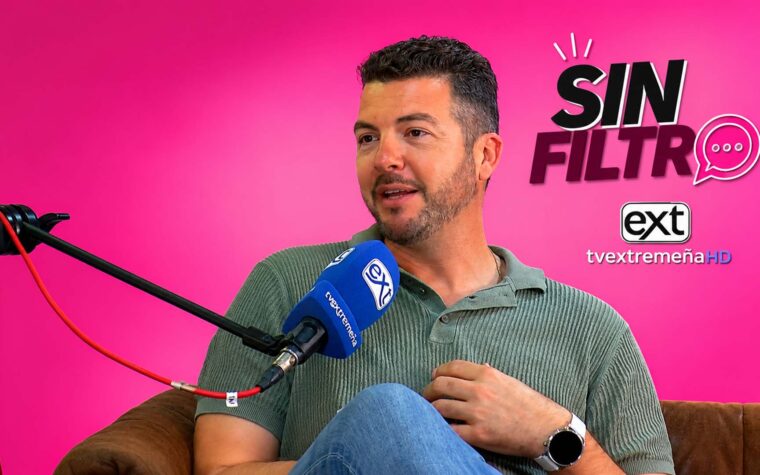 PACO VADILLO SIN FILTRO CON FONDO ROSA