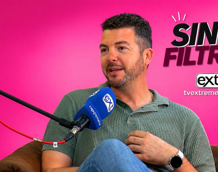 PACO VADILLO SIN FILTRO CON FONDO ROSA