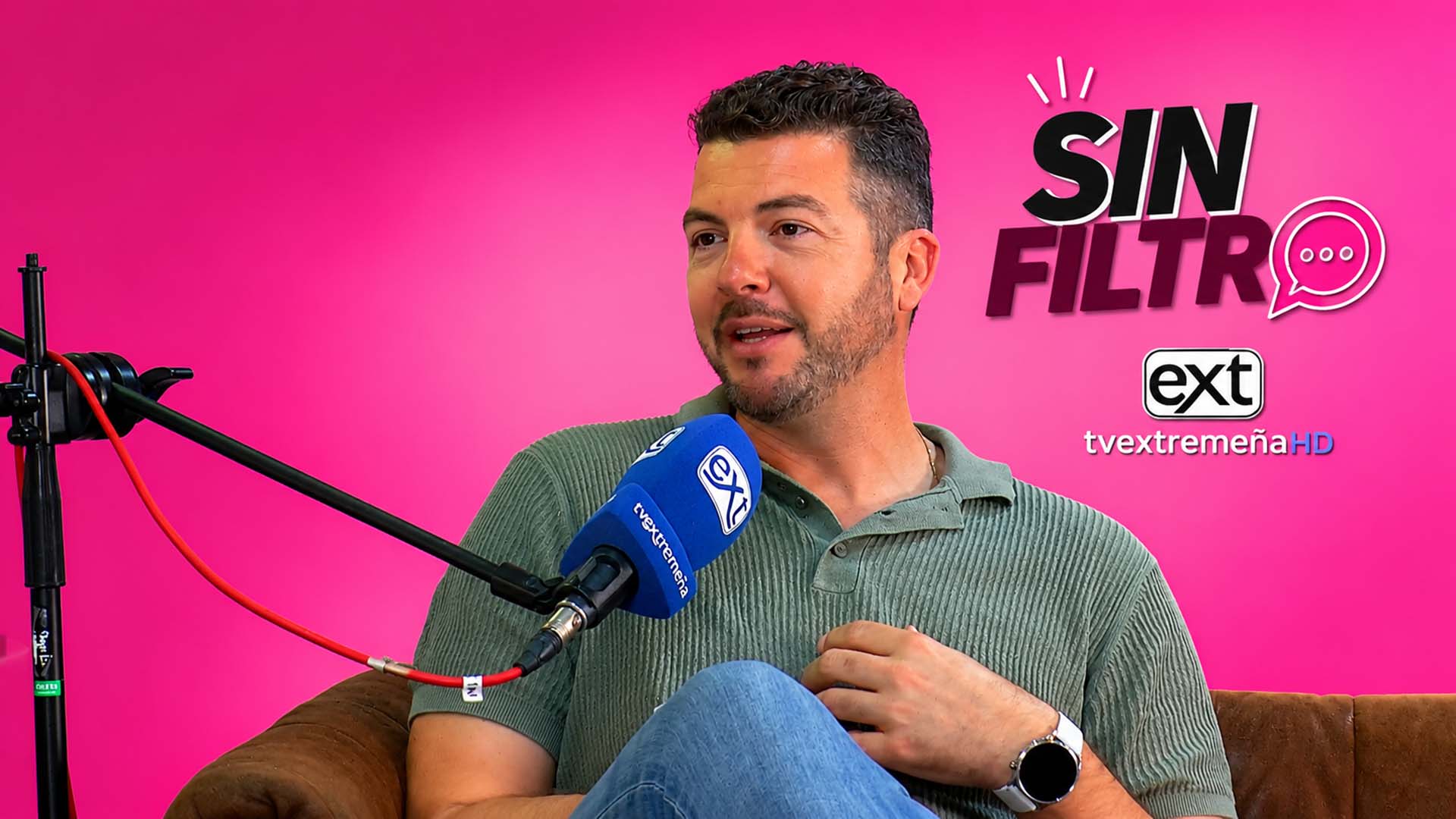 PACO VADILLO SIN FILTRO CON FONDO ROSA
