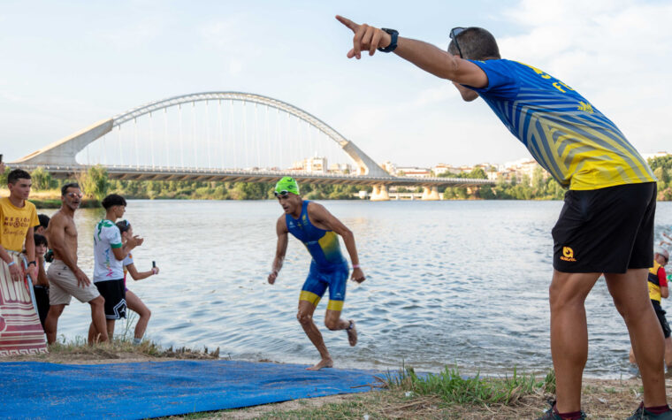 TRIATLON MERIDA RIO GUADIANA CON PUENTE LUSITANIA DE FONDO