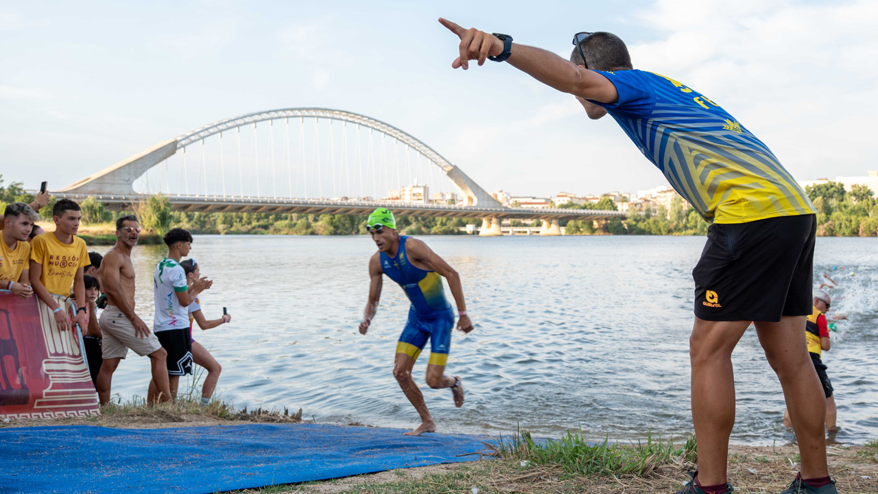 TRIATLON MERIDA RIO GUADIANA CON PUENTE LUSITANIA DE FONDO