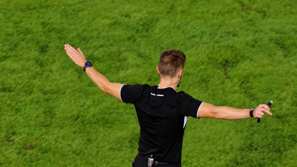 ARBITRO ANULANDO JUGADA