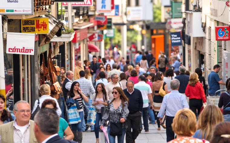 CALLE SANTA EULALIA CON GENTE