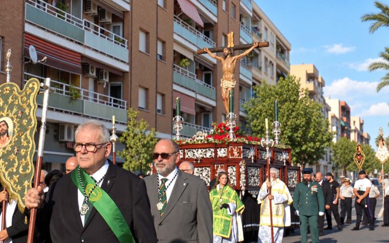 CRISTO VERA CRUZ CON CORTEJO EN AVENIDA JUAN CARLOS I