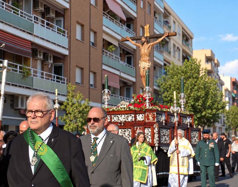 CRISTO VERA CRUZ CON CORTEJO EN AVENIDA JUAN CARLOS I