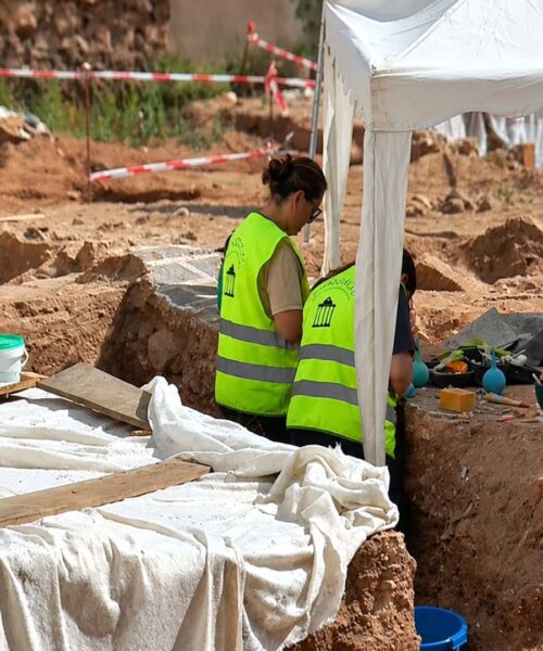 EXCAVACION ARQUEOLOGOS