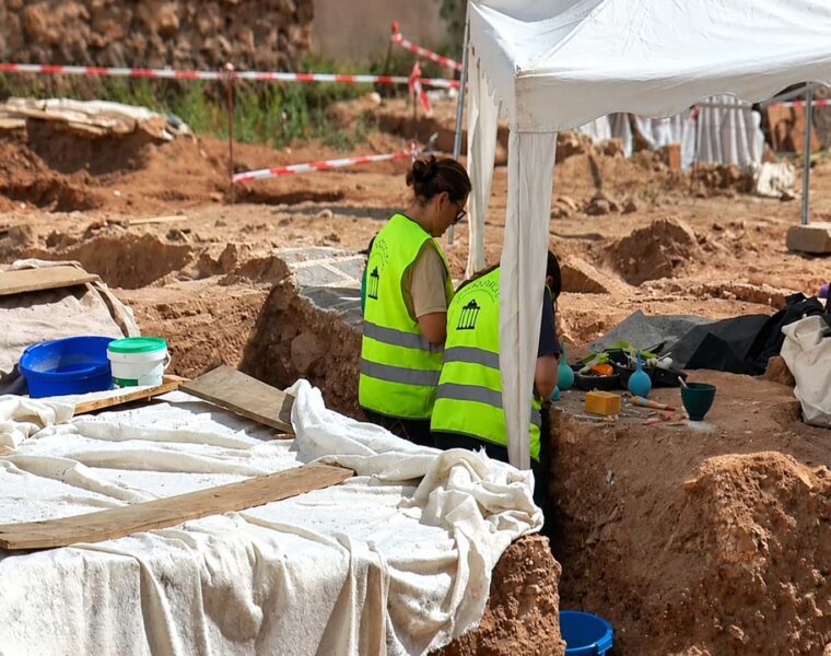 EXCAVACION ARQUEOLOGOS