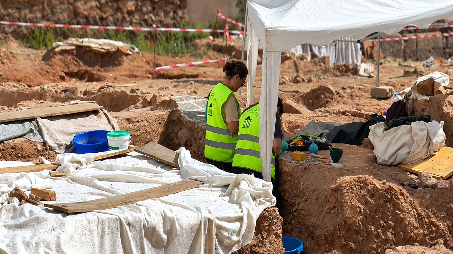 EXCAVACION ARQUEOLOGOS