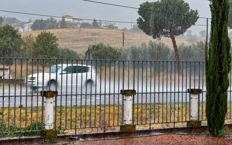 FOTO LLUVIA COCHE EN CARRETERA