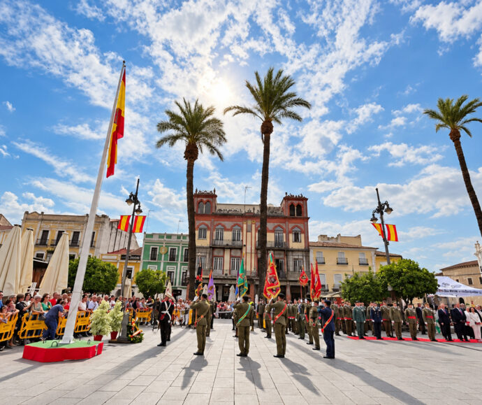 HOMENAJE A LA BANDERA EN LA PLAZA DE ESPAÑA
